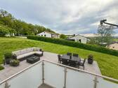 Loggia, Blick auf Garten und Terrasse visualisiert - Schon frei und ohne Provision! Tolle 4-Zimmer-Wohnung mit 2 eigenen Gartenanteilen, Terrasse und Südwestloggia, ca. 101,6 qm im Erdgeschoss