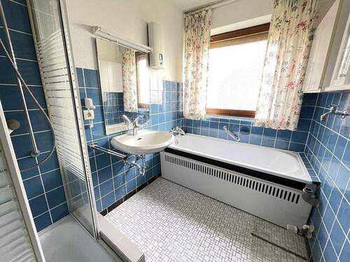 Badezimmer mit Wanne und Dusche - 