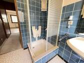 Badezimmer mit Wanne und Dusche - 
