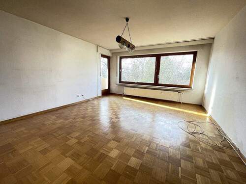 Wohnzimmer mit Parkettboden - 