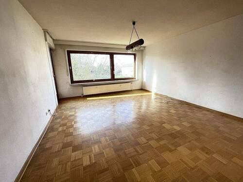 Wohnzimmer mit Parkettboden - 