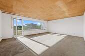 Wohnzimmer mit Zugang zur Loggia - 