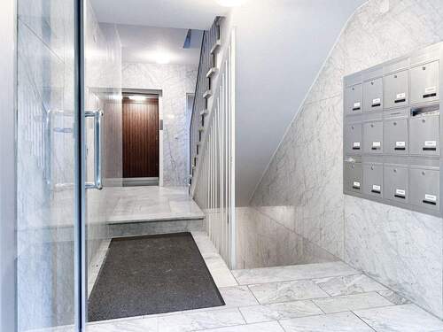 Hausflur und Aufzug - 4 Zimmer Etagenwohnung zum Kaufen in Düsseldorf / Unterbach