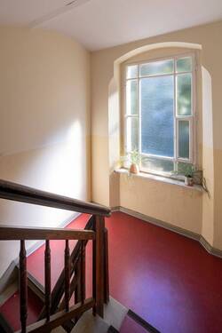 Treppenhaus Detail - Etagenwohnung mit 30,80 m&sup2; in Berlin zum Kaufen