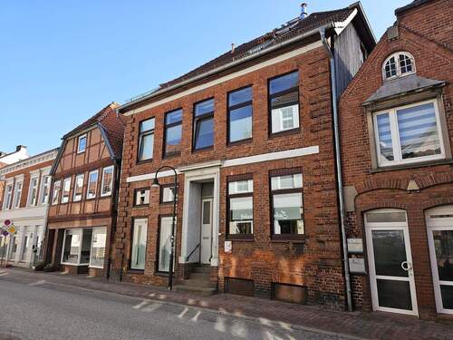 Hausansicht - Im Herzen der Altstadt! Teilsaniertes 3-Familienhaus mit Garten und PKW-Plätzen!