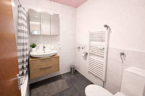 Innenliegendes Badezimmer mit Wanne eingerichtet 1 - 