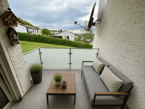 Südwestloggia mit Milchglasgeländer visualisiert - 4 Zimmer Terrassenwohnung zum Kaufen in Dietersheim