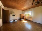 Wohnzimmer - 9 Zimmer Einfamilienhaus zum Kaufen in Fuldatal