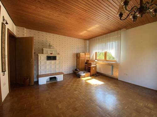 Wohnzimmer - 9 Zimmer Einfamilienhaus zum Kaufen in Fuldatal