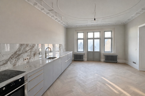 Küche mit französischem Balkon - Musterwohnung - 8 Zimmer Etagenwohnung zur Miete in Görlitz