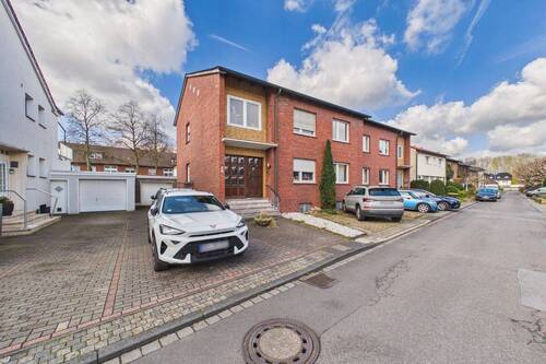 Außenansicht - Ihr neues Zuhause mit Perspektive: Teilmodernisiertes Zweifamilienhaus mit viel Platz & Potenzial