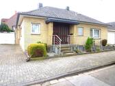 Vorderansicht - Es gibt ihn noch, den Bungalow in Stadtnähe. Geräumiger freistehender Bungalow mit großem Garten und zwei Garagen in top Lage