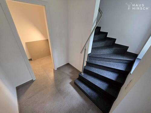 Eigener Eingang mit Garderobe - 