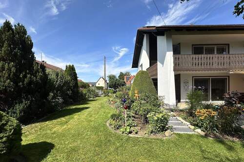 Westgarten mit Terrasse und Balkon - 