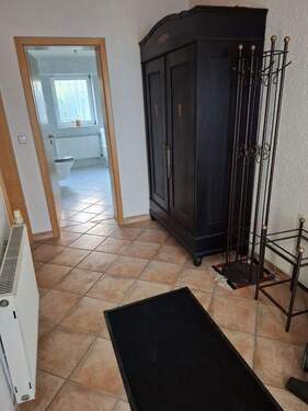 Hauseingangs-Flur mit EG-Bad - 6 Zimmer Einfamilienhaus in Karlsruhe