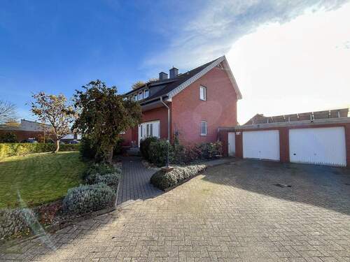 Eingangsbereich und Garagen - 