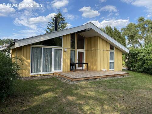 Ansicht Haus Terrasse und Garten - Ferienhaus im Ferienpark Mirow - ruhige Lage - Top gepflegt
