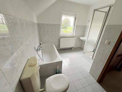 Tageslichtbad mit Dusche & Badewanne - 