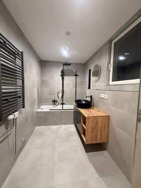 Badezimmer - Komplett modernisierte 3-Zimmerwohnung mit eigenem Gartenanteil im Herzen von Brombach