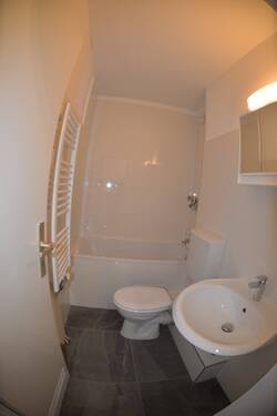 Bad und WC - Etagenwohnung mit 40,00 m&sup2; in Köln zum Kaufen