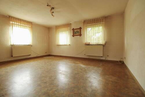 Wohnzimmer - 6 Zimmer Einfamilienhaus zum Kaufen in Eckental