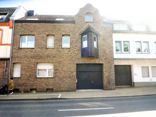 Vorderansicht - Modernisiertes Mehrgenerationenhaus mit großem Garten, Garage und geräumiger Scheune, ideal für Handwerker