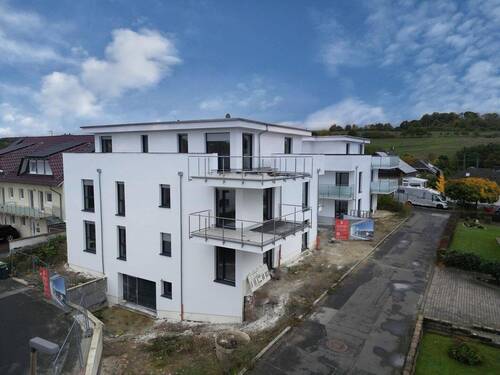 Außenansicht mit Zufahrt zur Tiefgarage - 2 Zimmer Etagenwohnung zum Kaufen in Fuldatal