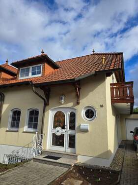 Straßenansicht - Doppelhaushälfte mit Einbauküche und Garten