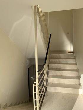 Treppenhaus - 2 Zimmer Etagenwohnung zur Miete in Mainz