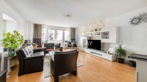 Wohnzimmer 1 - Ideal geschnittene 4-Zimmer-Wohnung mit Balkon in gepflegtem Mehrfamilienhaus