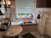 Wannenbad mit Fenster - 