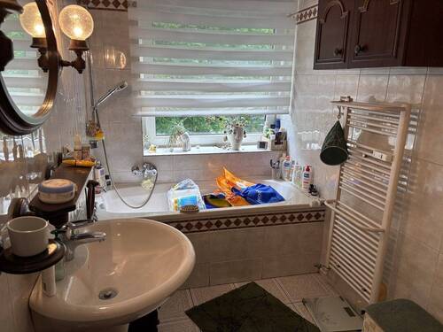 Wannenbad mit Fenster - 