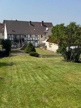 Grundstück mit Blick zum Haus - 5 Zimmer Doppelhaushälfte zum Kaufen in Guxhagen