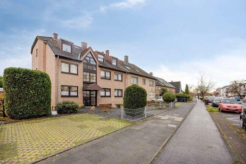 Hausansicht + Parkplatz - 