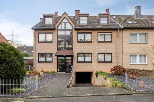 Hausansicht + Tiefgarageneinfahrt - 1-Zimmer-Dachgeschosswohnung mit Balkon und Außenstellplatz in Hürth-Hermülheim