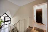 Hausflur + Wohnungseingang - 