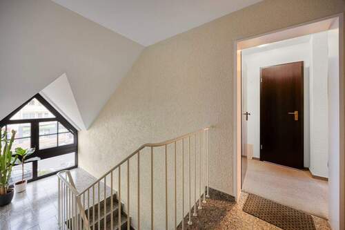 Hausflur + Wohnungseingang - 