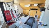 kleiner Fitnessraum mit Klimagerät - 