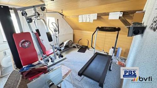 kleiner Fitnessraum mit Klimagerät - 