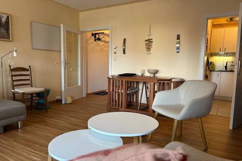 Wohnzimmer mit Küche - Etagenwohnung in Butjadingen zum Kaufen