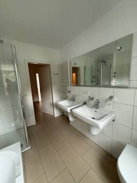 Vollbad mit Dusche und Fenster - 