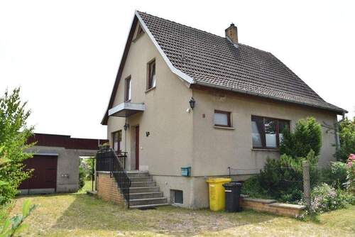 Eingangsbereich und Garage - 5 Zimmer Einfamilienhaus in Frankfurt (Oder)