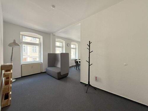 Eingangsbereich mit offenem Zugang zum Raum 2 - 3 Zimmer Büro in Frankfurt (Oder)