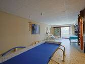 Innenpool mit Gegenstromanlage und Wellnessbereich - 