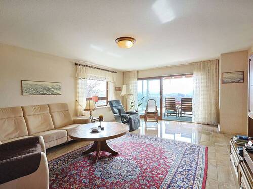 Heller, geräumiger Wohnbereich mit Zugang zur sonnigen, teils überdachten Terrasse - Einfamilienhaus mit 331,00 m&sup2; in Calw zum Kaufen