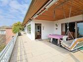 Sonnige, teils überdachte Terrasse mit viel Platz - 