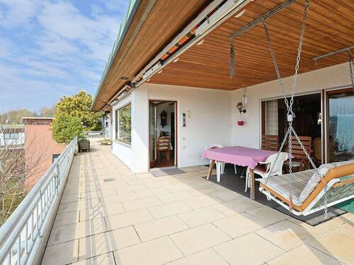 Sonnige, teils überdachte Terrasse mit viel Platz - 