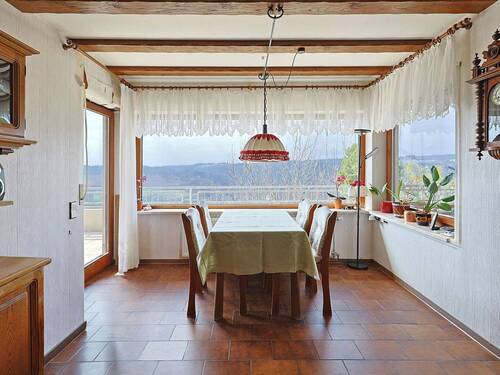 Lichtdurchfluteter Essbereich mit Zugang zur Terrasse - 