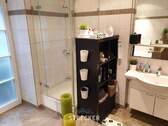 Badezimmer mit Dusche - 