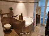 Badezimmer mit Wanne - 